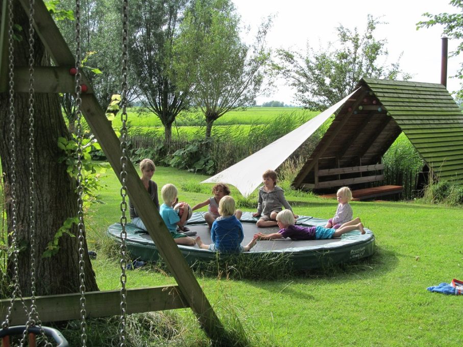 Natuurkampeerterrein It Dreamlân 3 15.b Camping kinderen trampoline Friesland 907x680