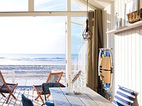 strandhuisje aan zee op het strand