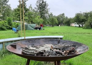 Kamperen in de boomgaard 300x213
