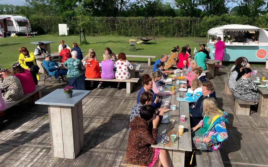 Vrolijke jurkjes bij Tante Betsy kampeerweekend van Buitengeluk