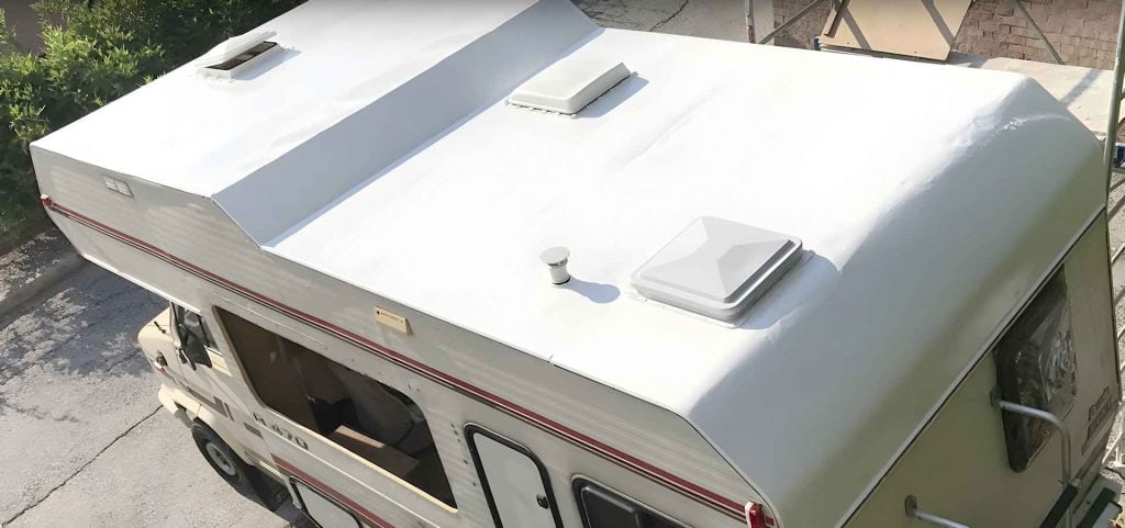 Lek caravan- of camperdak repareren? Hoe dan?