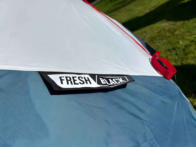 Het fresh & black doek zorgt voor een koele tent