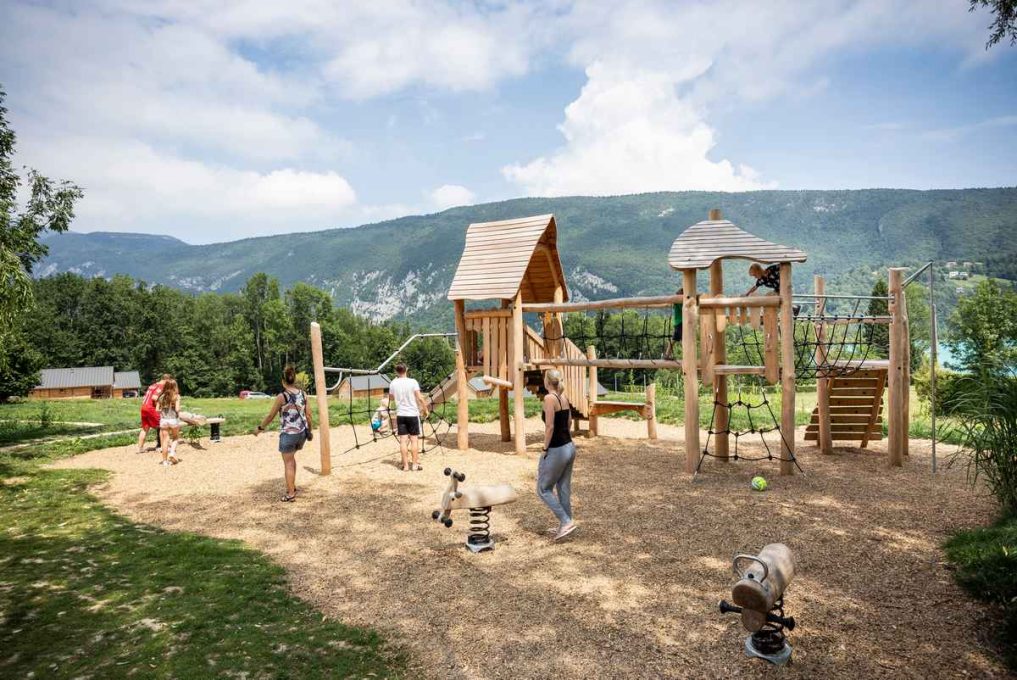 Huttopia Lac d'Aiguebelette 3 Huttopia Lac dAigubelette 4 1017x680