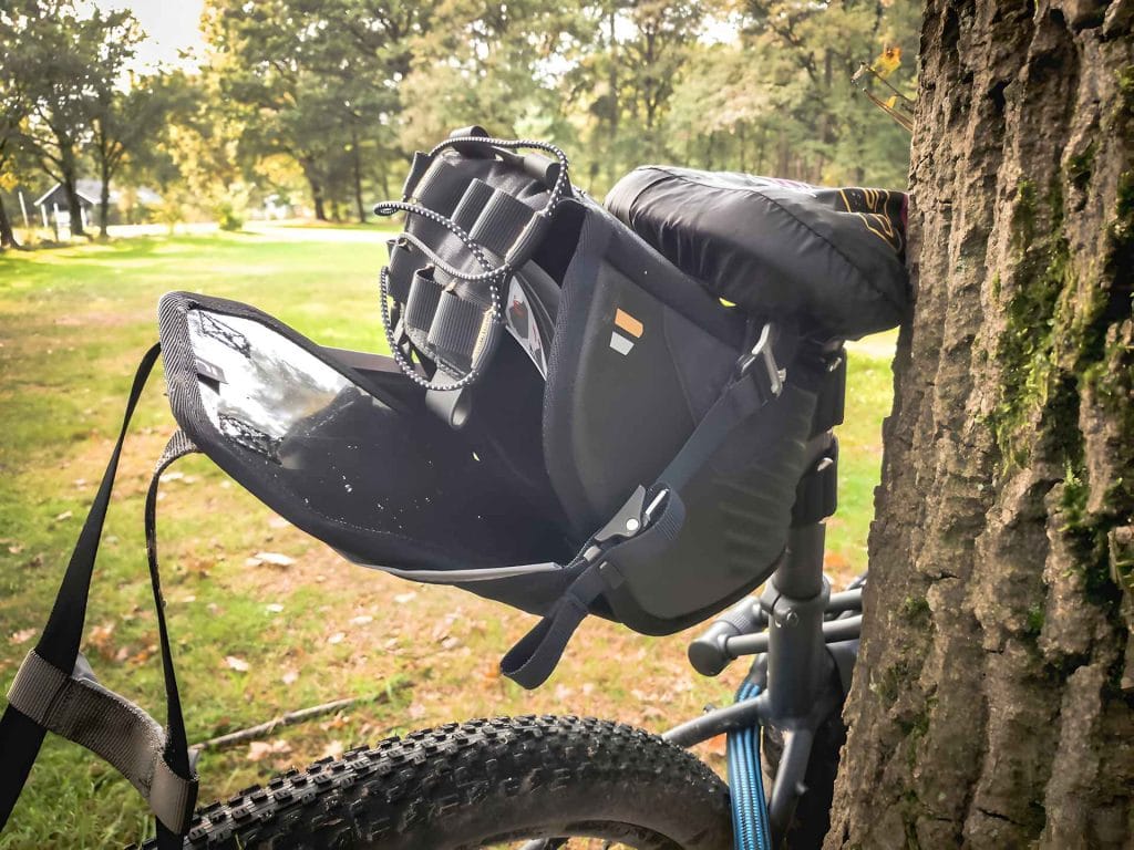 Review Decathlon bikepacking zadeltas Riverside en zadelharnas
