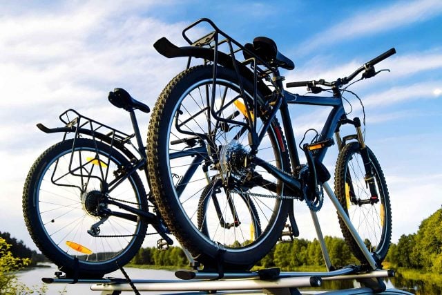 fietsendragerr op dak uit met caravan