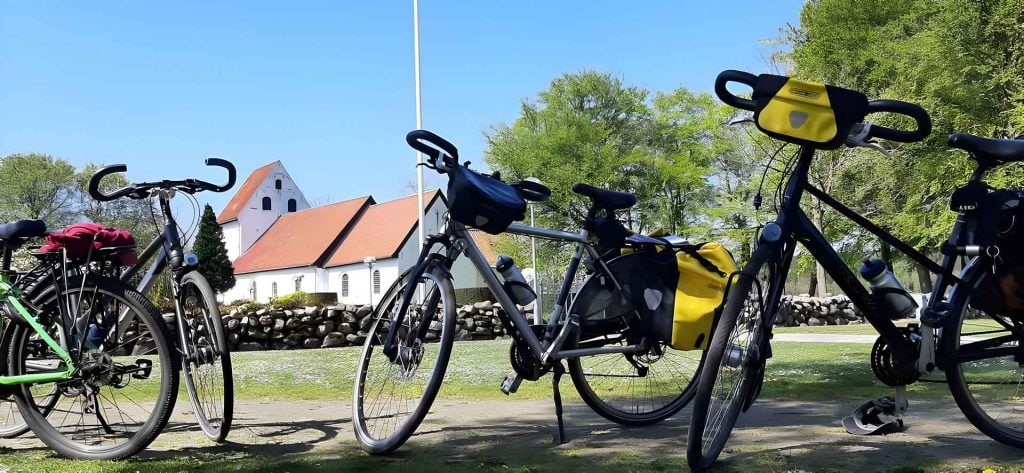 Fietsen van tent naar tent