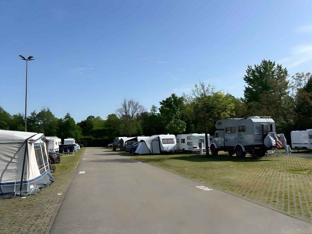 Je kampeert met je caravan of camper op een ondergrond van groendoorlatende verharding