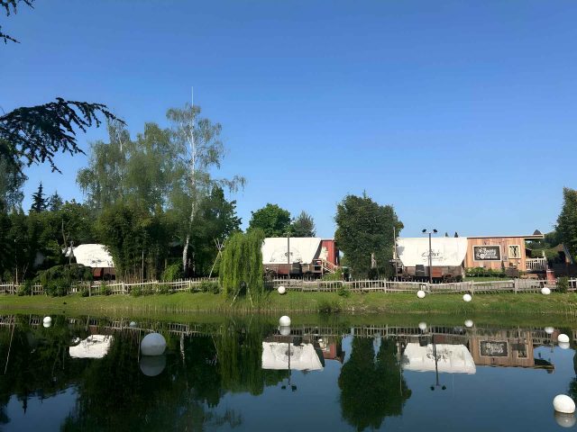 De accommodaties op Camp Resort staan rond een meertje