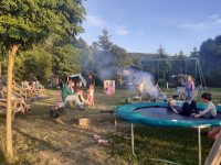 Natuurcamping Les Trexons 12 veld in bedrijvigheid avondzon 200x150