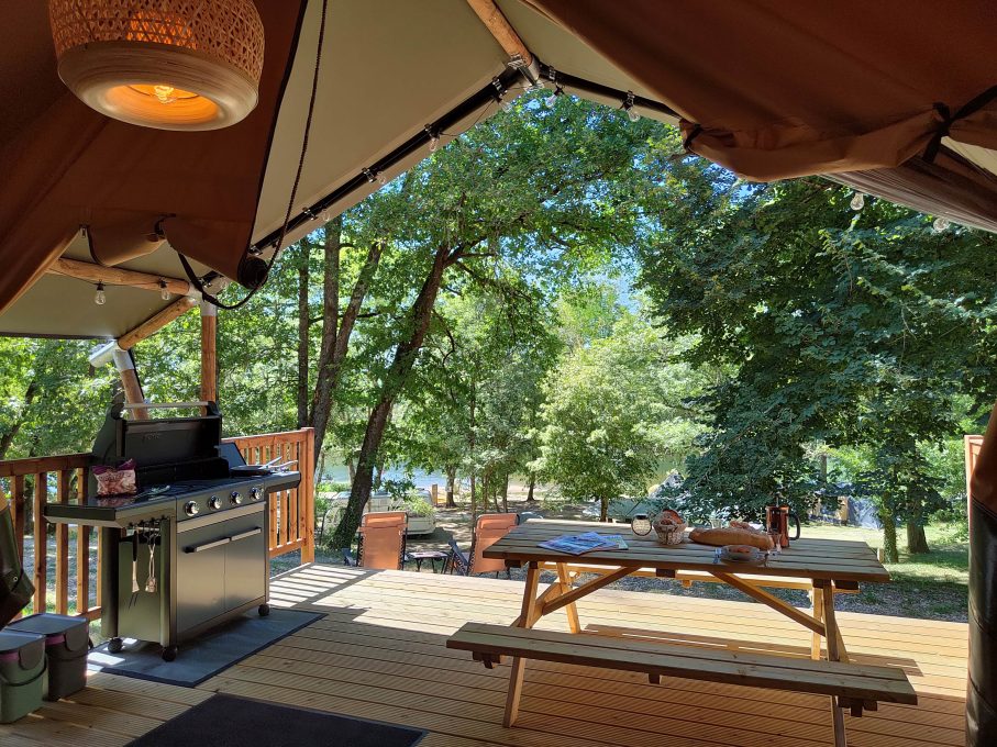 Camping Le Clos Bouyssac 16 Safaritent 1 4 persoons Le Clos Bouyssac Uitzicht MINI 907x680