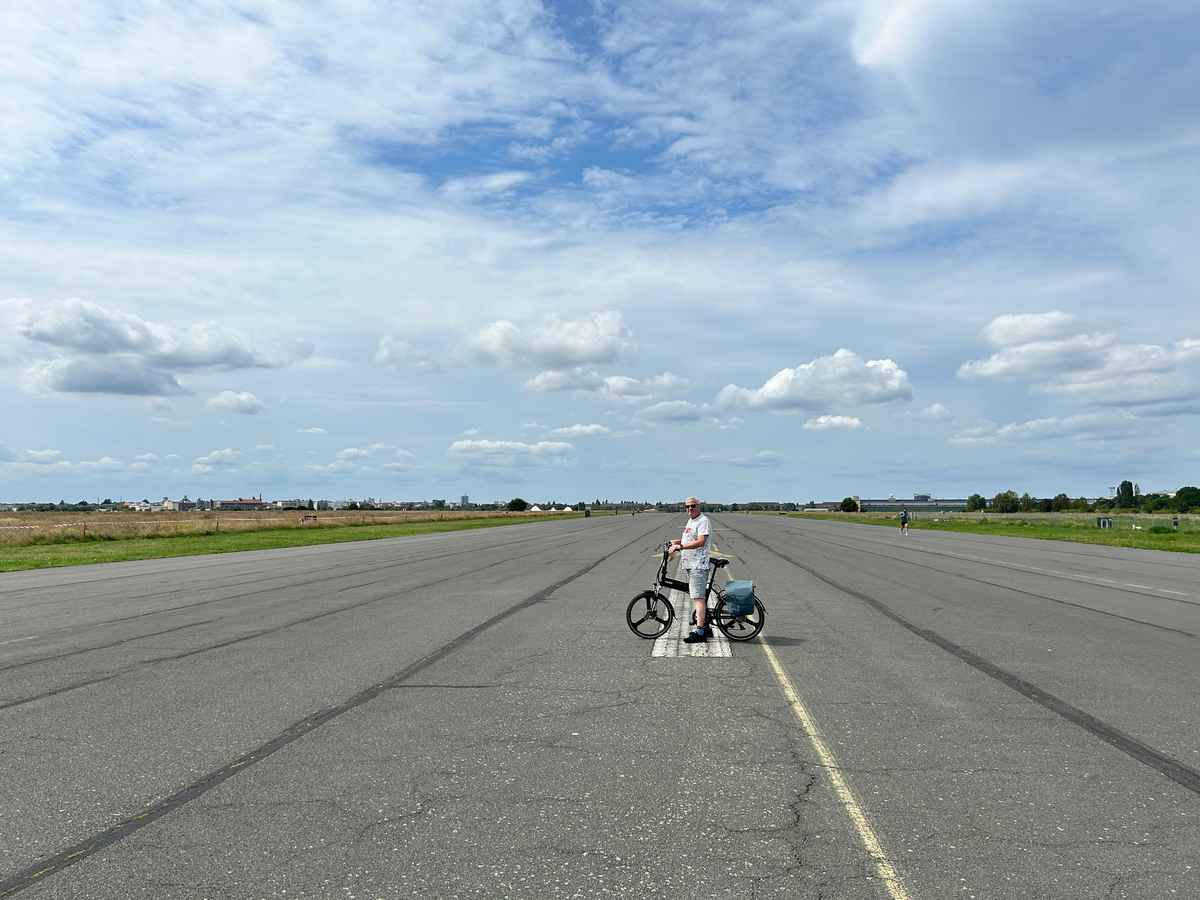 Fietsen op de landingsbaan
