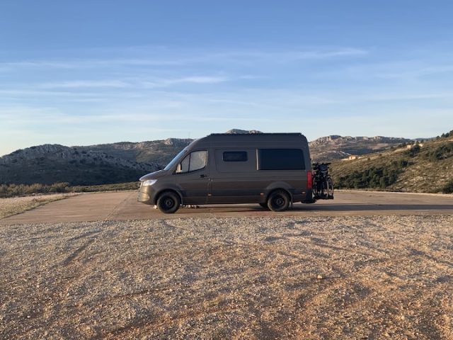off-grid Mercedes luxe camper huren