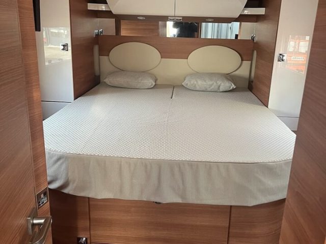 vrijstaand bed, 3-persoons Carthago, luxe camper huren