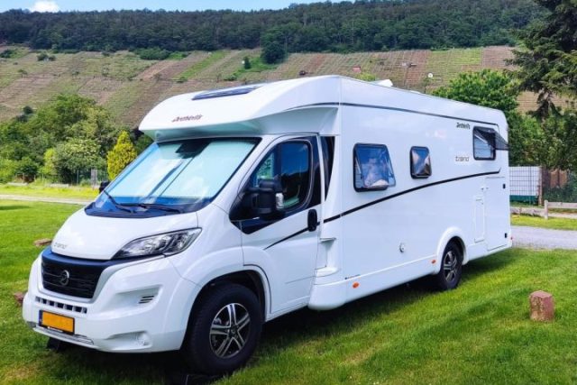 luxe half integraal camper huren e1746538654278
