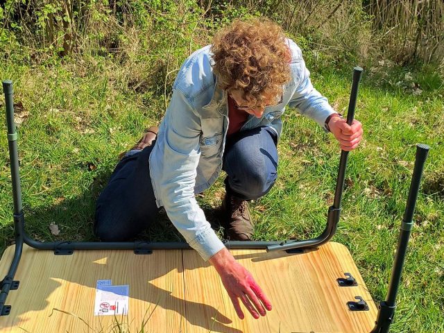 Quechua verstelbare campingtafel uitklappen