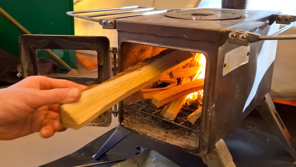 Veilig en rookvrij een houtkachel stoken in de tent | Mijn tips!