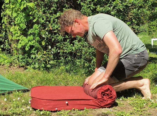 Test: Beste camping slaapmat 2026? - 7 écht getest! 20 Vaude Dream 10 L slaapmat oprollen en opbergen