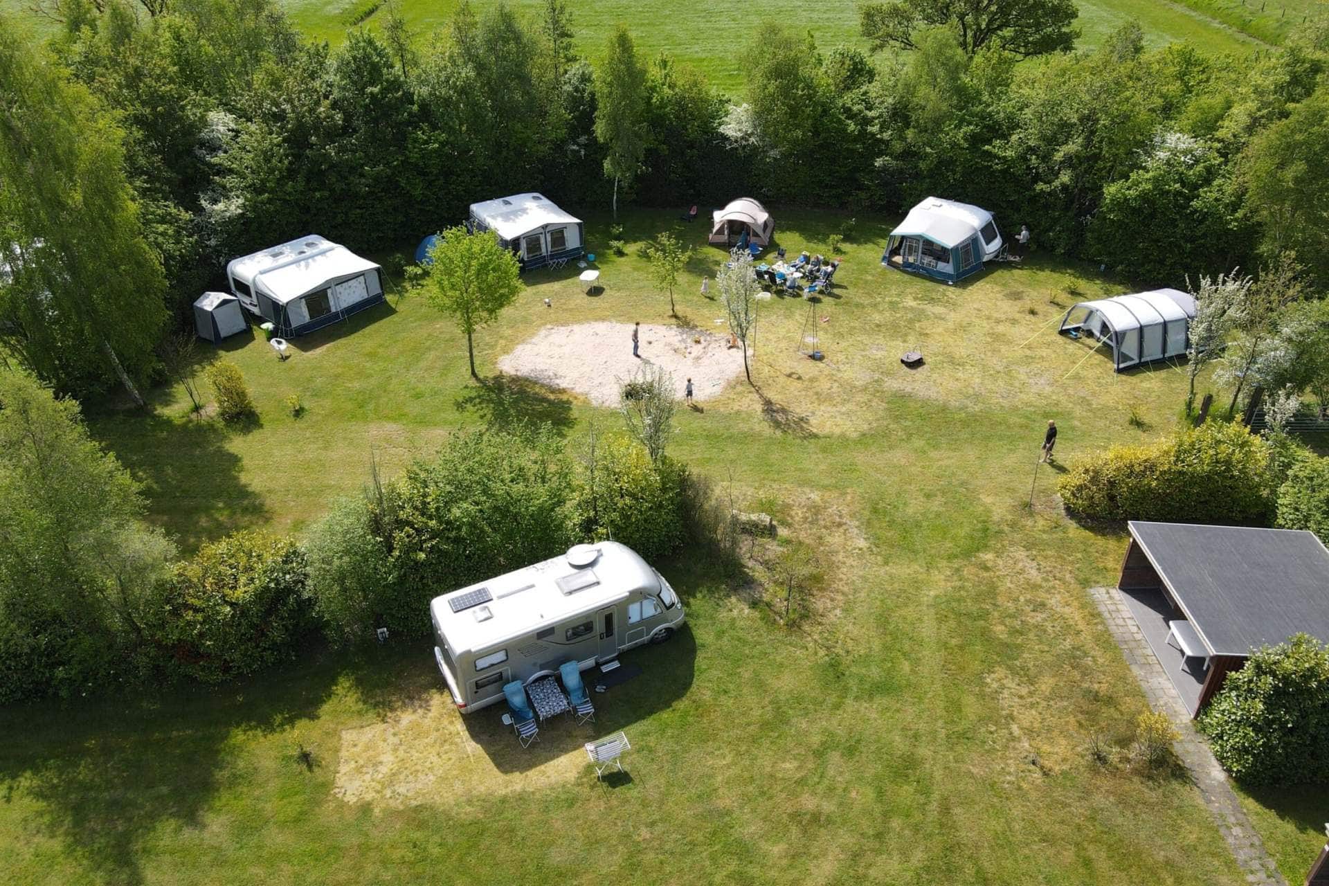 campers sfeer kleine camping