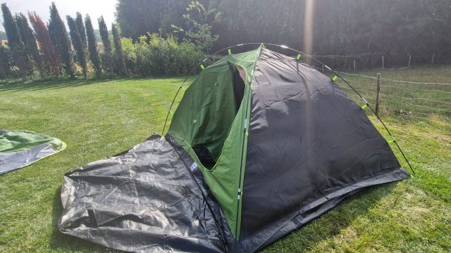 Een tent zonder buitenzeil op een grasveld