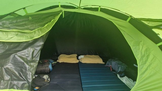 2 slaapmatten en bagage in de binnentent