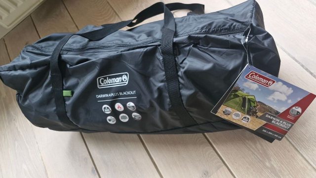Een grote tas waar vermoedelijk een Coleman tent in zit