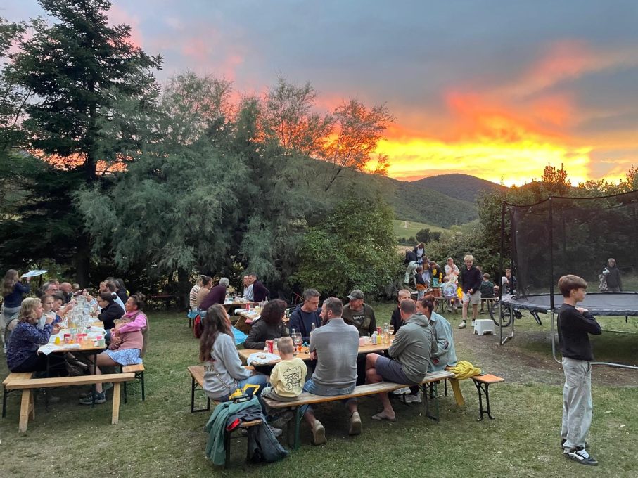 Camping Vista San Vicino 2 Crescia avond 907x680