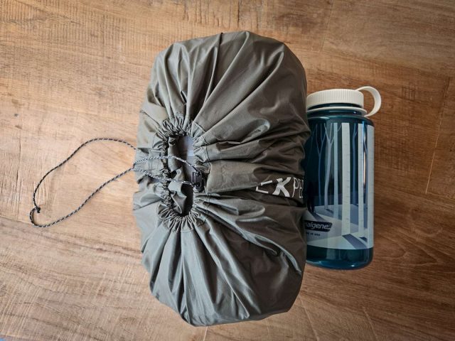 Exped MegaMat Ultra 10 naast 1L waterfles