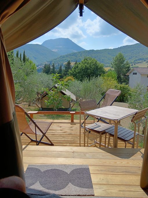 Camping Vista San Vicino 10 Uitzicht vanuit Safaritent XS 510x680