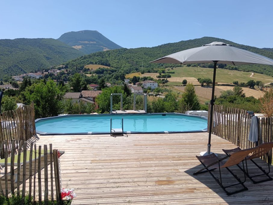 Camping Vista San Vicino 5 Zwembad met uitzicht 907x680