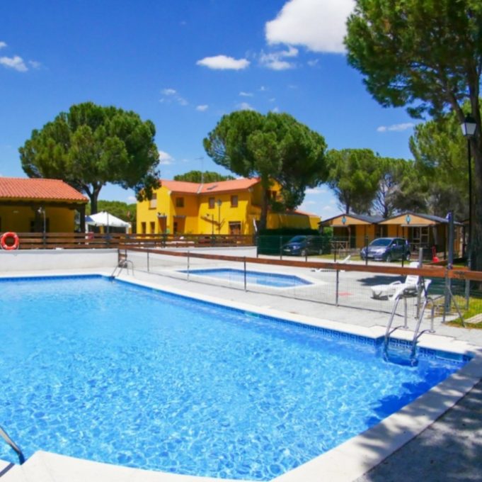 Camping Riberduero 3 piscina 681x680