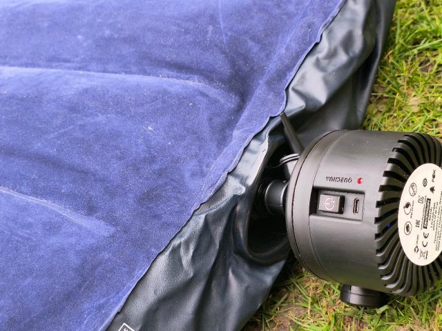 Decathlon elektrische luchtbed pomp test