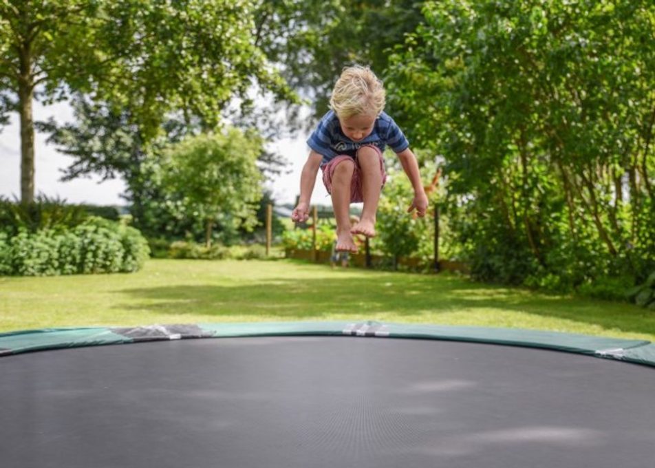 Camping de la Bucherie 16 15 trampoline springen camping dordogne kopie 952x680