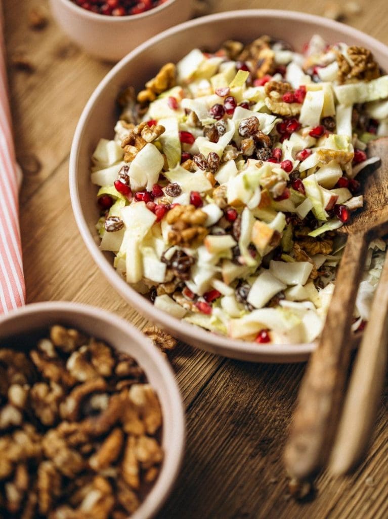 Witlofsalade met granaatappelpitjes, rozijnen, appel en walnoten