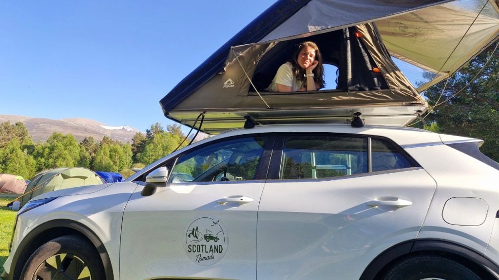 Laura in de daktent van Scotland Nomads