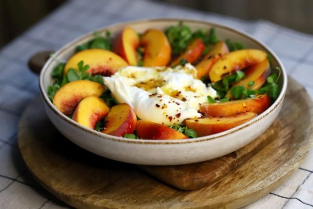 BBQ recept burrata salade met perzik of nectarine